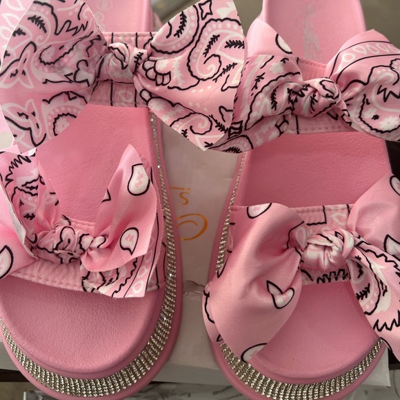 Soft Pink bandana slides - Picture 7 of 7